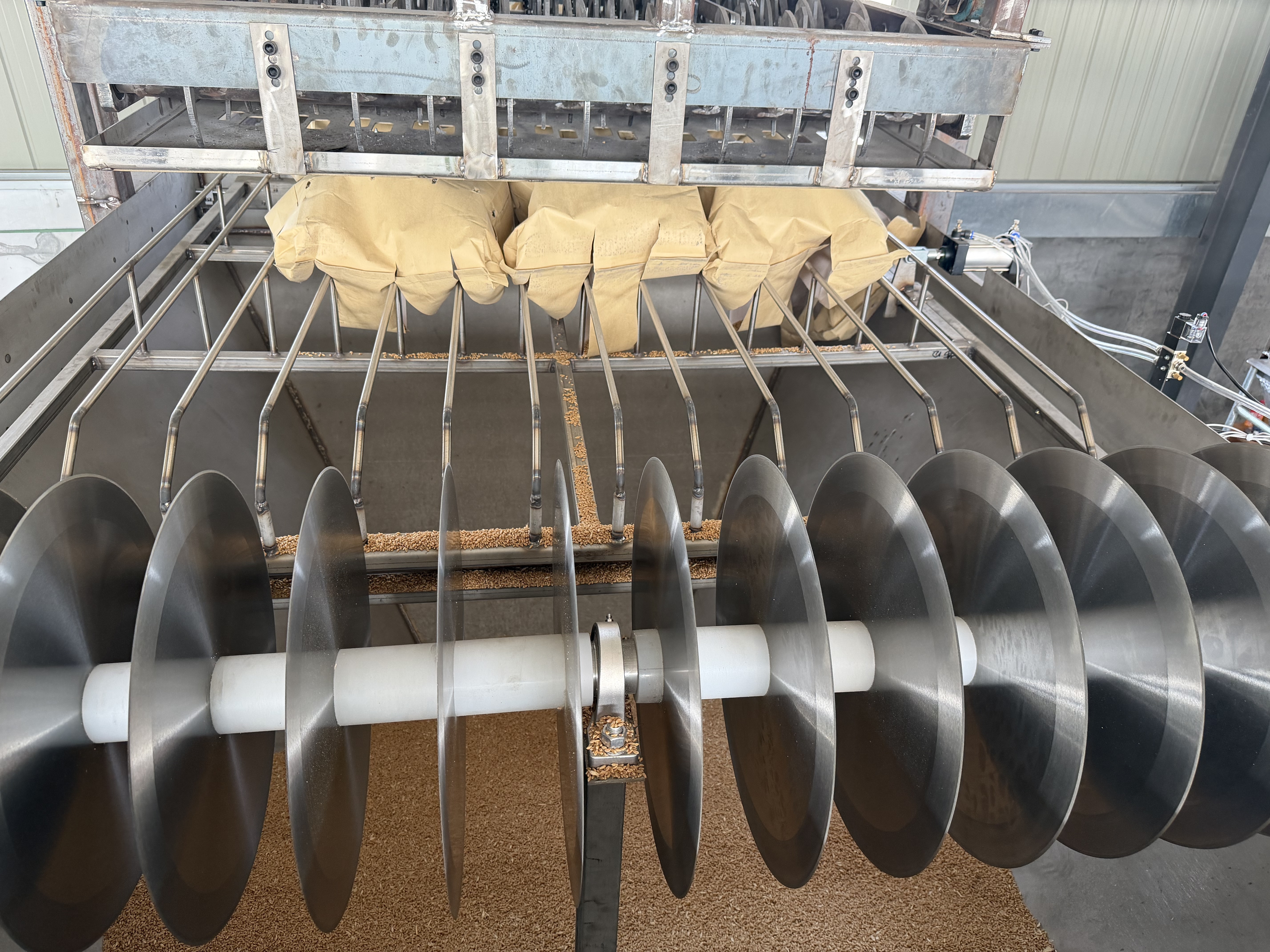 Indoor Custom Automatic Bag Emptying Machine 300-900Bags/Hour For Bulk Material Handling