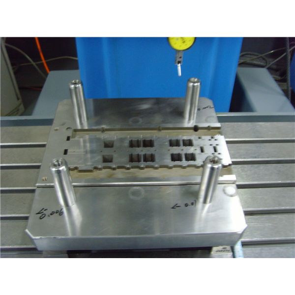 Простой тип прогрессивный металл штемпелюя, гибочные машины в- проштемпелевал стальные части