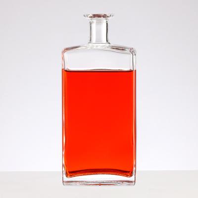 Garrafa de vidro transparente de luxo para uísque 500ml 700ml High End aceitável Logotipo do cliente