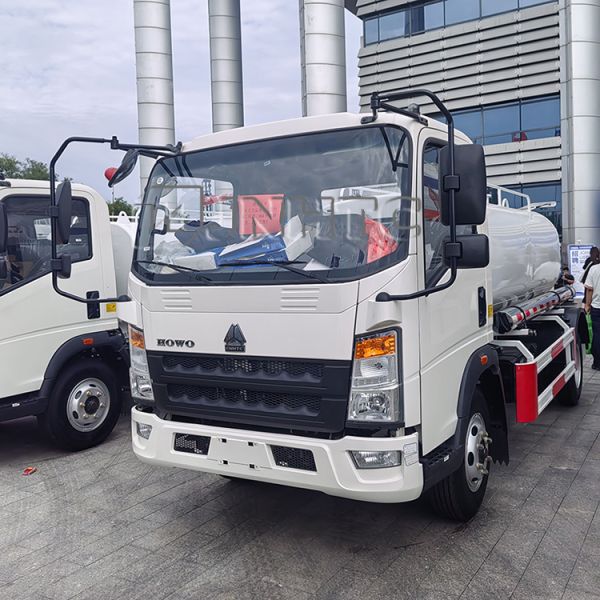 Light Sinotruk HOWO 4X2 5 Cbm Water Transport Vehicle Water Tanker Trucks