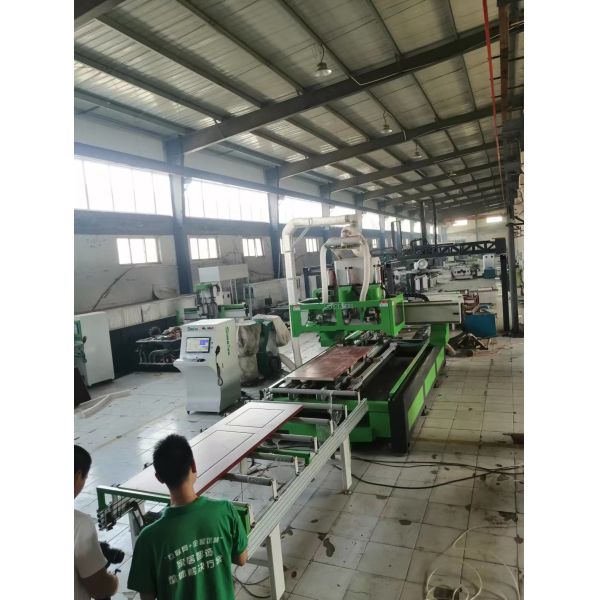Automatic Loading And Unloading Wood Door Engraving Machine