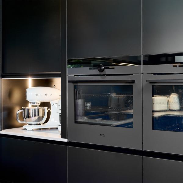 U Shape Black Plain Grating Lacquer Kitchen Cabinet With Curved Island