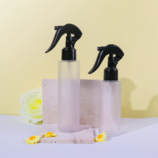 Leak-proof food-grade pet plastic spray bottle with fine mist and multiple capacity options for cosmetics