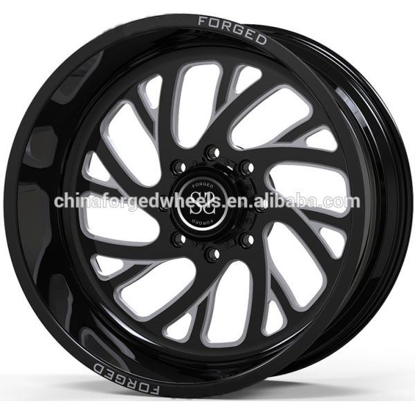 Глянцуйте черные, который подвергли механической обработке подгонянные 4кс4 колеса 20С12 ЭТ -44 4кс4 с оправ дороги