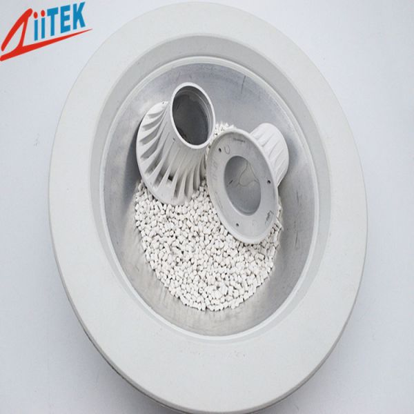 Белый теплопроводящий пластик 1,8 Вт легче обычного алюминиевого корпуса для светодиодного осветительного корпуса