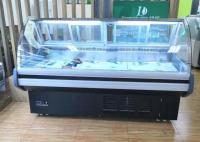O açougue curvou o alimento de vidro do supermercado fino e a vitrina embalada da carne