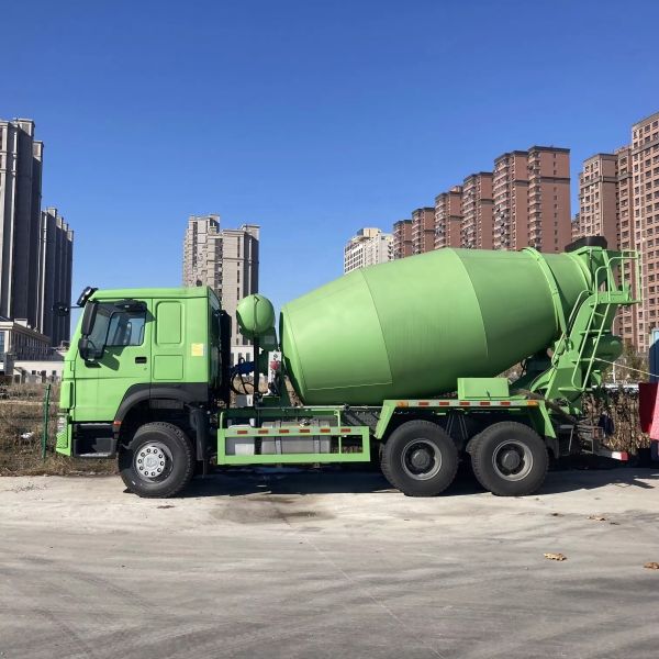 10 Wheels 380HP Sinotruk Mixer Truck 6X4 Driving Type With 12CBM Capacity