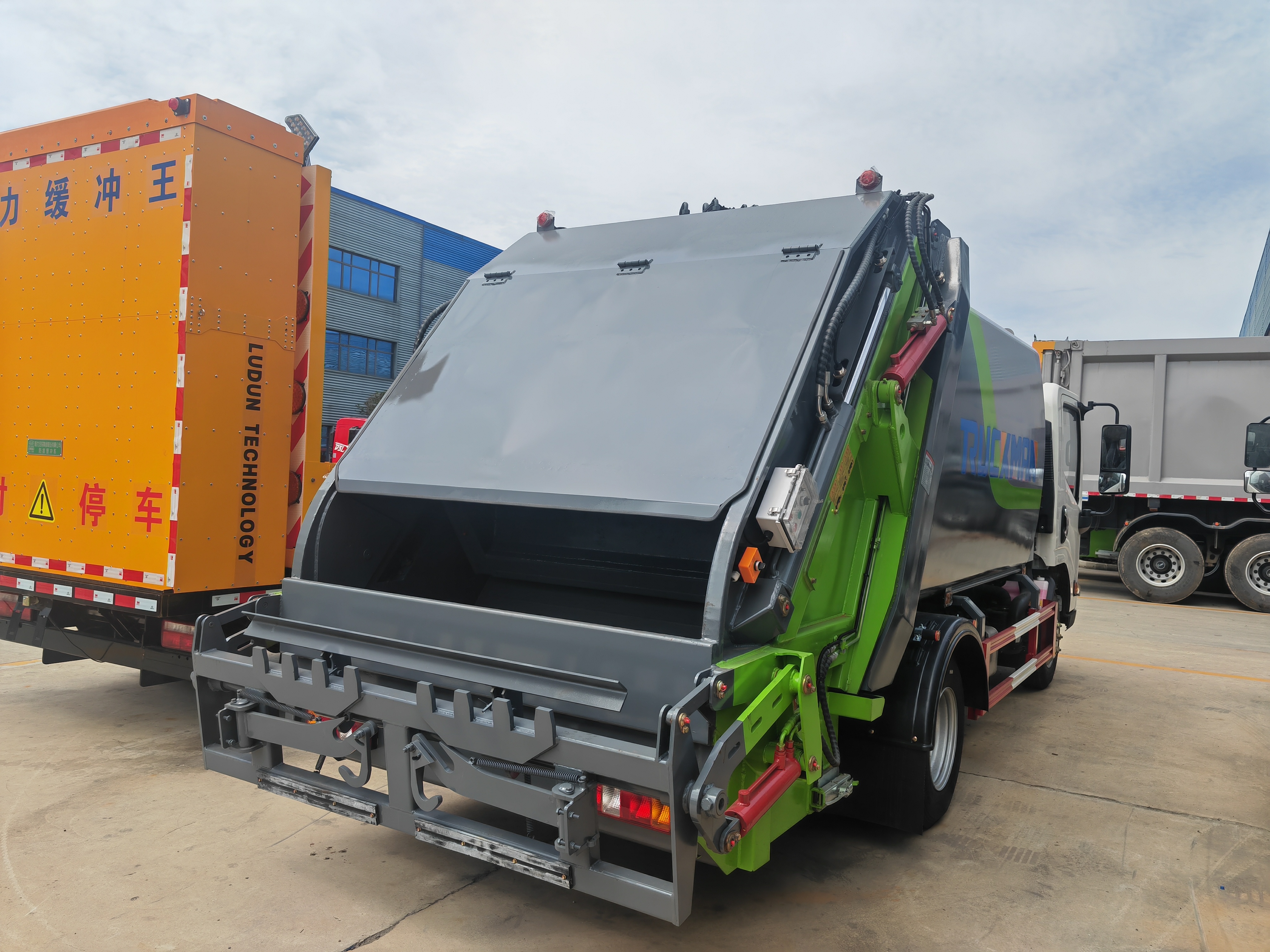 JMC Compactor Garbage Collection Bin Cleaning Truck For Sale in Morocco