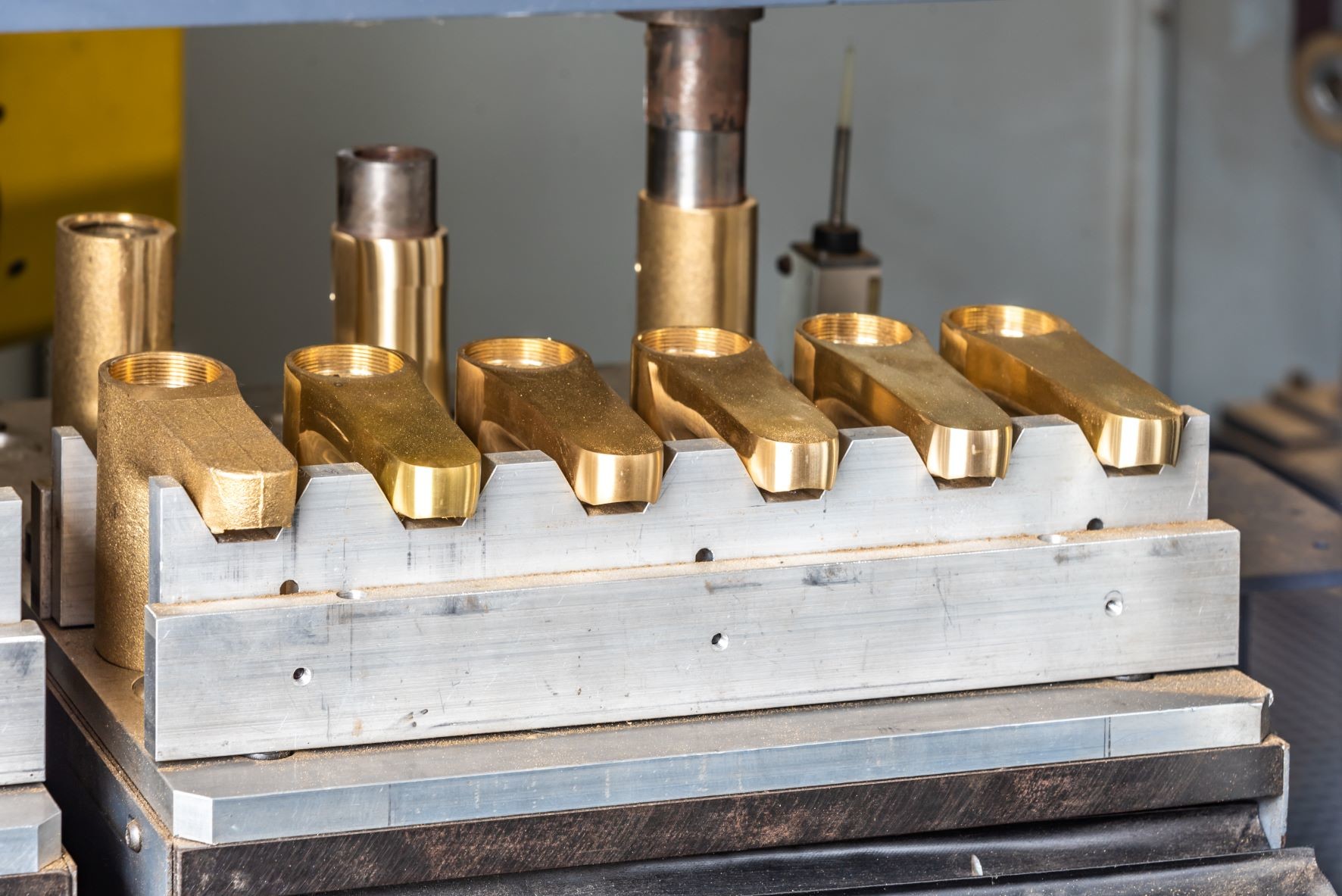 Машины для шлифовки с помощью CNC Машины для шлифования резиновых кранов с роботизированной рукой FUNAC