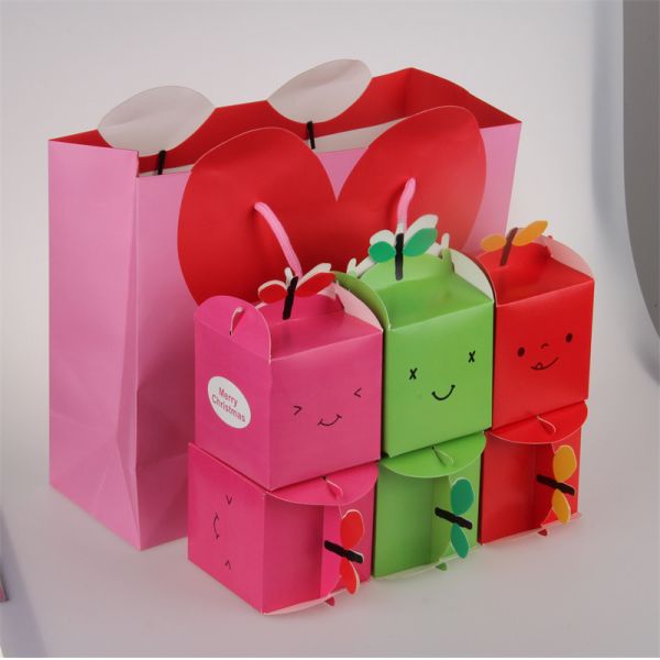 L'emballage alimentaire de cadeau de gâteau enferme dans une boîte la boîte réutilisée de pliage de petit gâteau de nourriture avec la poignée