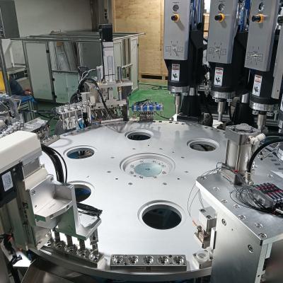 Máquina de montagem de tampas ultra-sônicas de alta precisão para tampas e fechaduras de plástico de várias peças