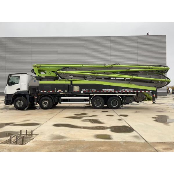 Camión bomba de hormigón Zoomlion 63m usado de 2021 con camión Mercedes Benz