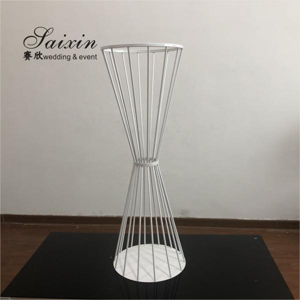 Estande de flores de casamento ao ar livre Arranjo floral de metal Estande branco Trombeta geométrica