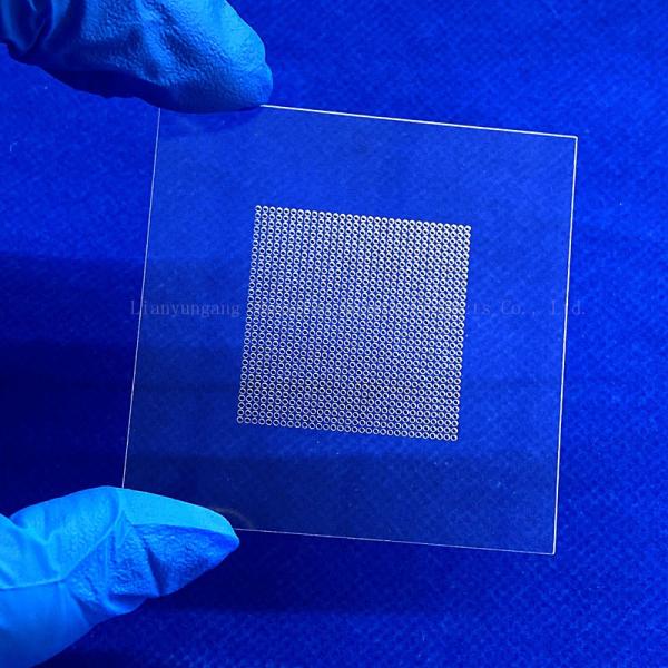 Placa de vidro de quartzo de sílica fundida resistente ao calor Placa de vidro de quartzo transparente perfurado a laser Substrato de vidro de quartzo