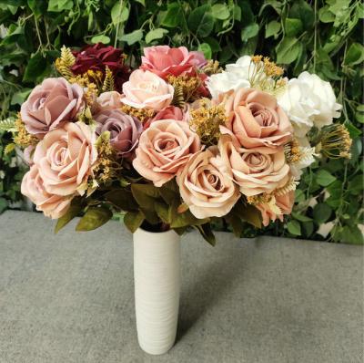 Flor artificial decorativa das várias cores para a decoração da casa