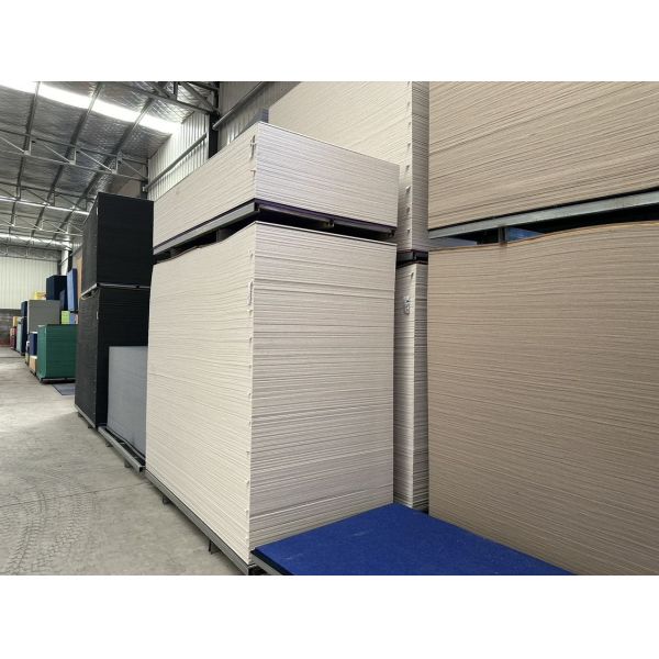 Panel acústico de bajo espectro de frecuencia con aplicaciones de absorción de sonido altamente efectivas