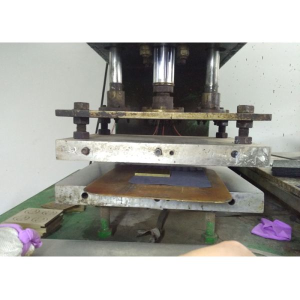 Противоположный логотип силикона 3Д латает черную нежность для ярлыка шеи одежды