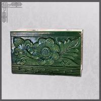 Os ornamento chineses antigos vitrificados do telhado florescem para modelar cores amarelas verdes