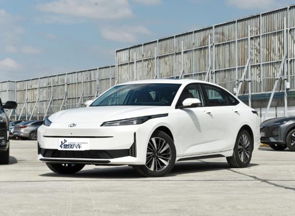 Chinese Fast Ship Automobile Adult Personal Chang An EV Changan Qiyuan A05 Hybrid Turbo 1.5L Sedan Car