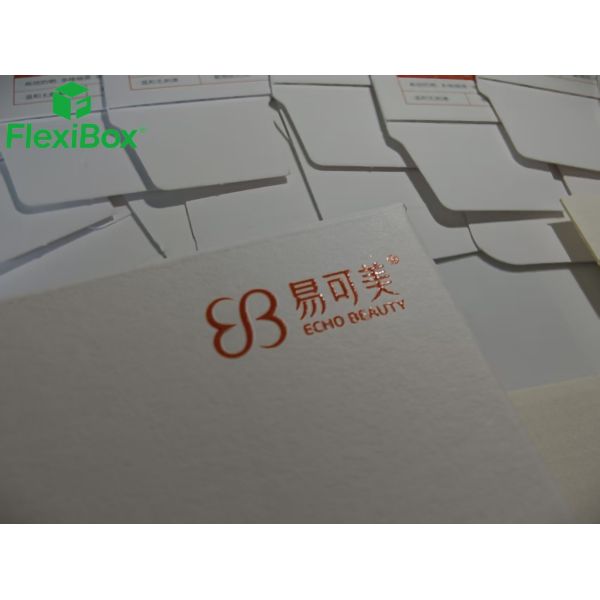 Customized high-SPF sunscreens are the top choice: embossed texture + spot UV protection white card box.