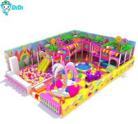 Le terrain de jeux pour enfants de couleur rose