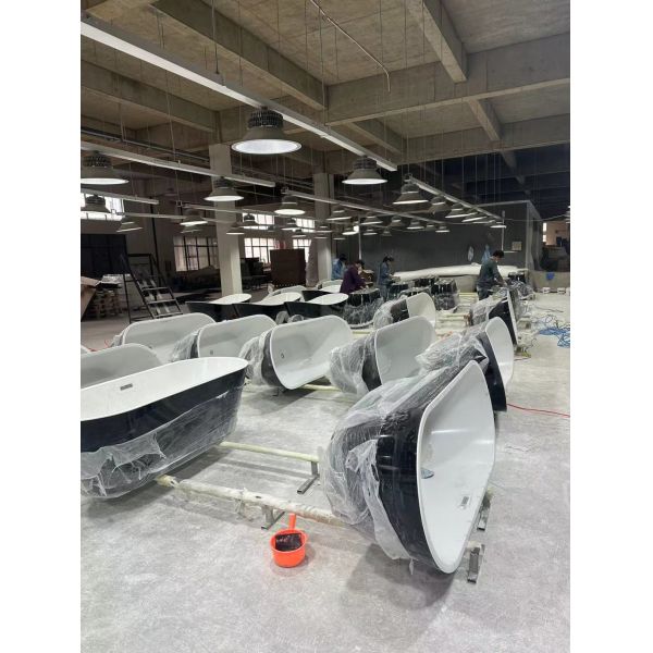 Poland White Black Colors PMMA Acrylic Freestanding Bathtub Left/Right Customization