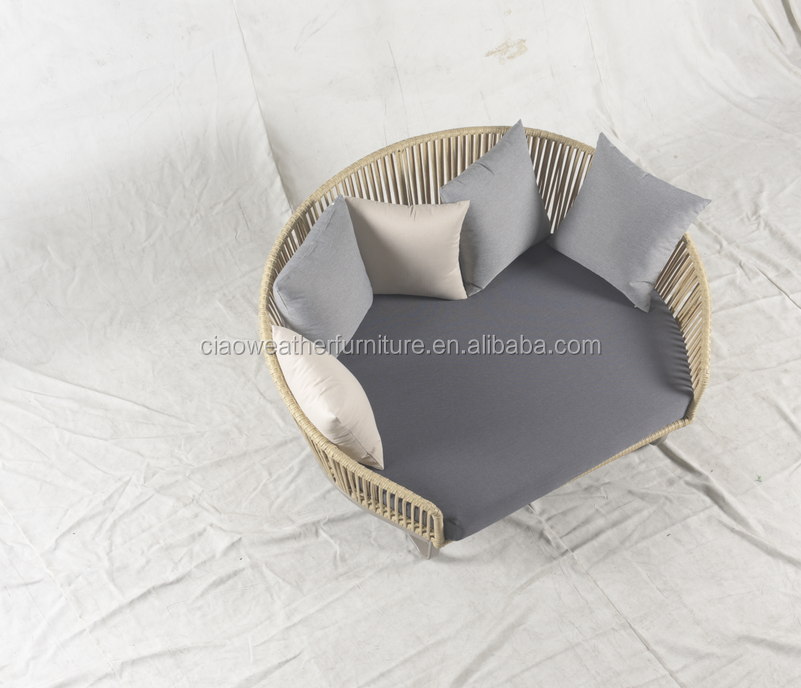 Le canapé de jardin de design moderne en rotin et en aluminium est conçu pour la détente en plein air.