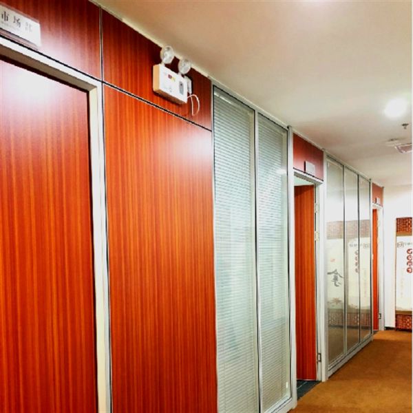 Отделяемая алюминиевая мебель рассекателей деревянных перегородок офиса