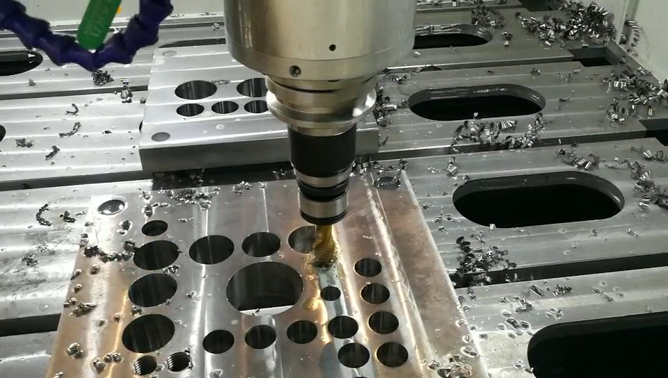 Выстукивая прочной высокоскоростной металлической пластины CNC сверля деятельность и филировальной машины стабилизированная