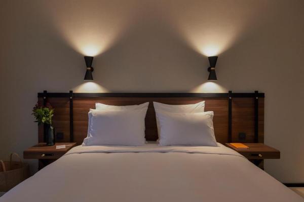 Banlung furniture supplier from china hotel furniture factory for Modern bedroom sets used metal wood headboard bed