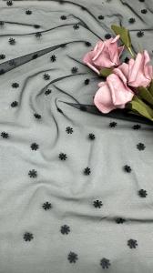 刺繍が施された、繊細なデザインのフロッキーメッシュレース