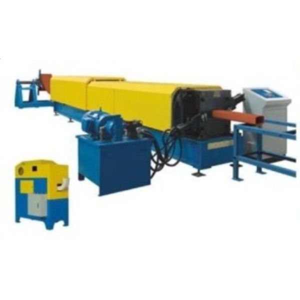 Rollo industrial de la bajada de aguas que forma la máquina con la dobladora del tubo hidráulico