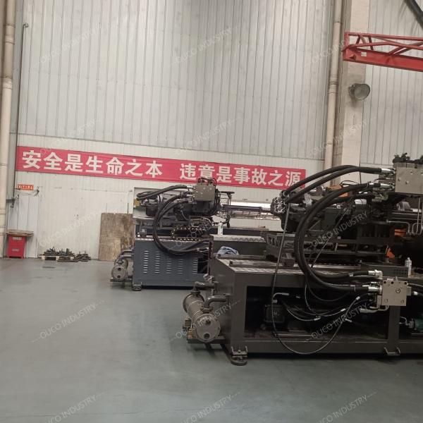 520 T Hybrid Servo Motor Injection Molding Machine Ultra High Rigidity Square Plate