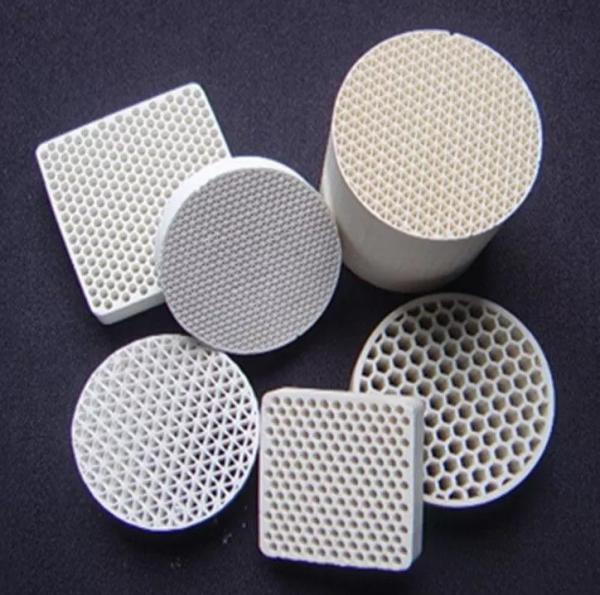 White Honeycomb Ceramic Catalyst Carrier 51% SiO2 For Gasoline Purification