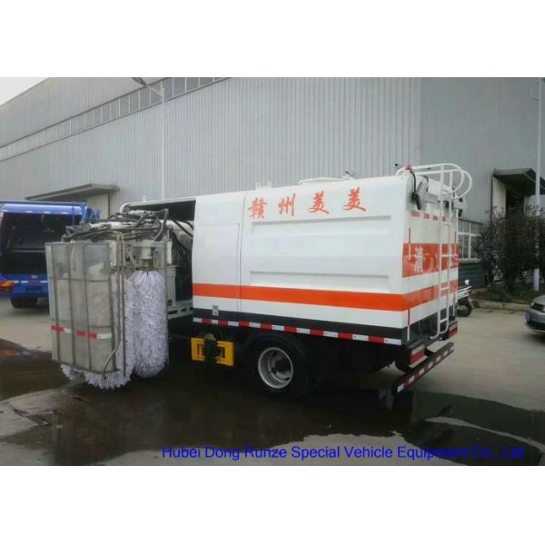 Truck Mounted Road Guardrail Sweeper For Road Fence Cleaning With Brushes 1000L Water