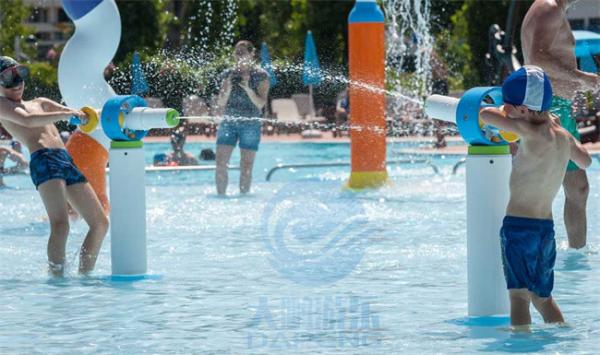 Parque aquático crianças piscina brinquedos de spray de água atirador e arma de água
