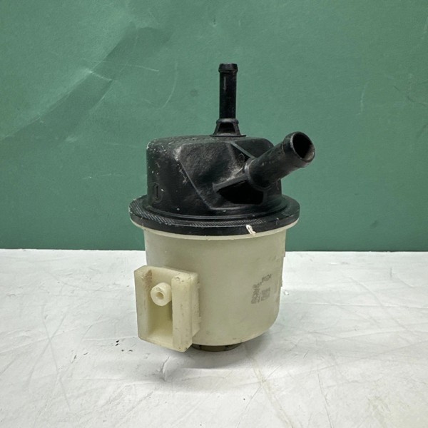 Auto Part 49180-4Z000 Power Steering Reservoir for NISSAN B15X.QG18 491804Z000 POWER STEERING PUMP Oil Tank