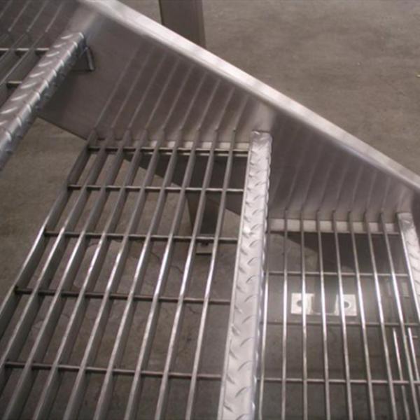Screw Fixation Stainless 25x5 Bar Grating Treads For Industrial Steps