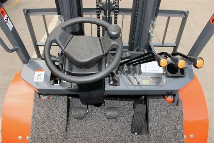 High Safety Rough Terrain Forklift 2.5 Ton 4 Wheel Drive  2,500 Kg Lifting Capacity