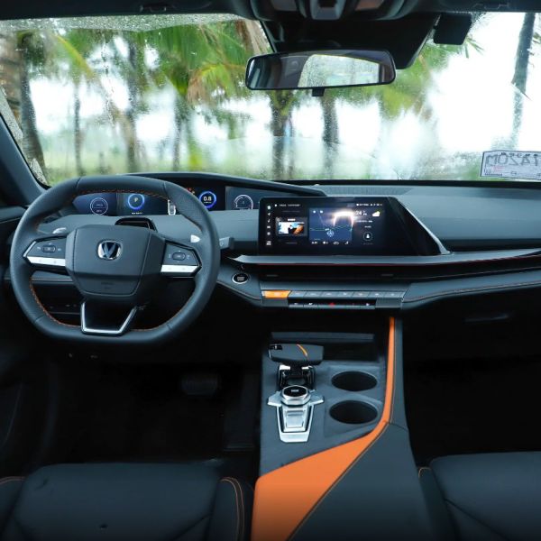 Компакт автомобиля седана бензина варианта ChangAn Uni-V 1.5T 2022 умный пилотный