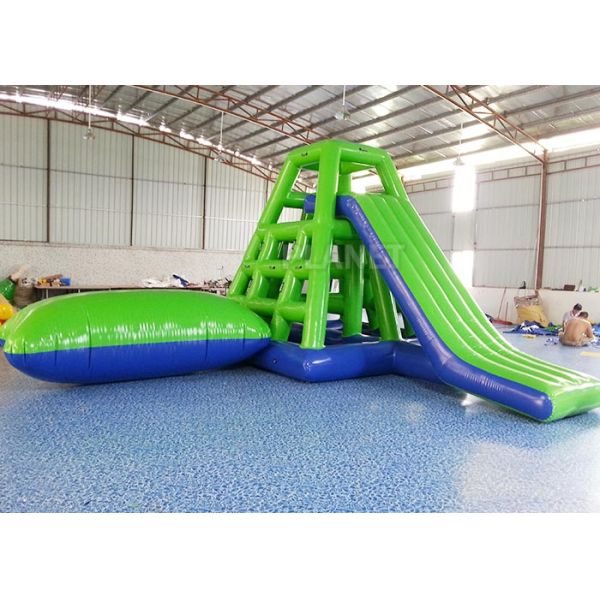 Скольжение воды раздувной водонапорной башни спорт Аква плавая взбираясь для моря