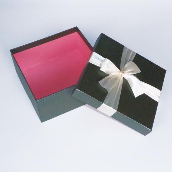 Boîte-cadeau au détail de couleur de noir de livre à couverture dure avec le ruban
