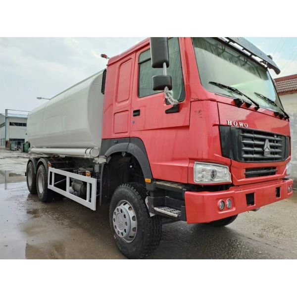 Двигательная мощность 4-6 л Sinotruk HOWO 6X4 Танкер из углеродистой стали для нефтегазового дизельного топлива