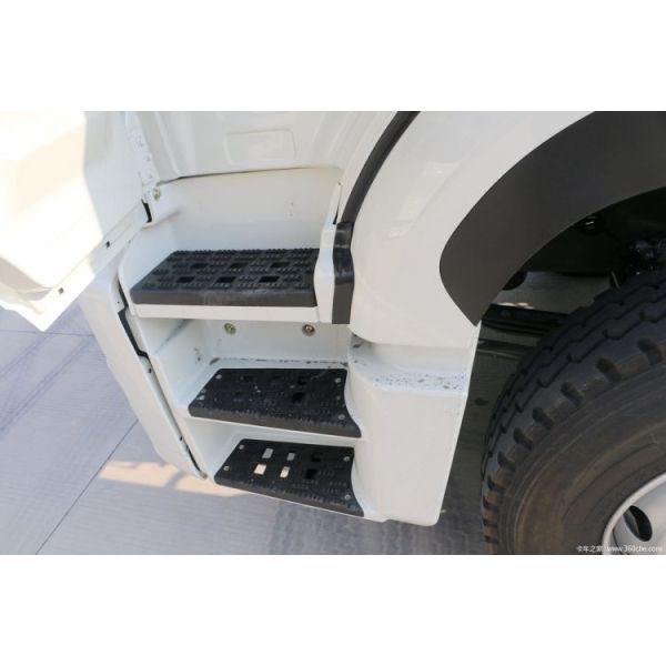 SINOTRUCK Haohan J5G 4X2 Tractor Trucks with 340HP and 300-400L Fuel Tank Capacity