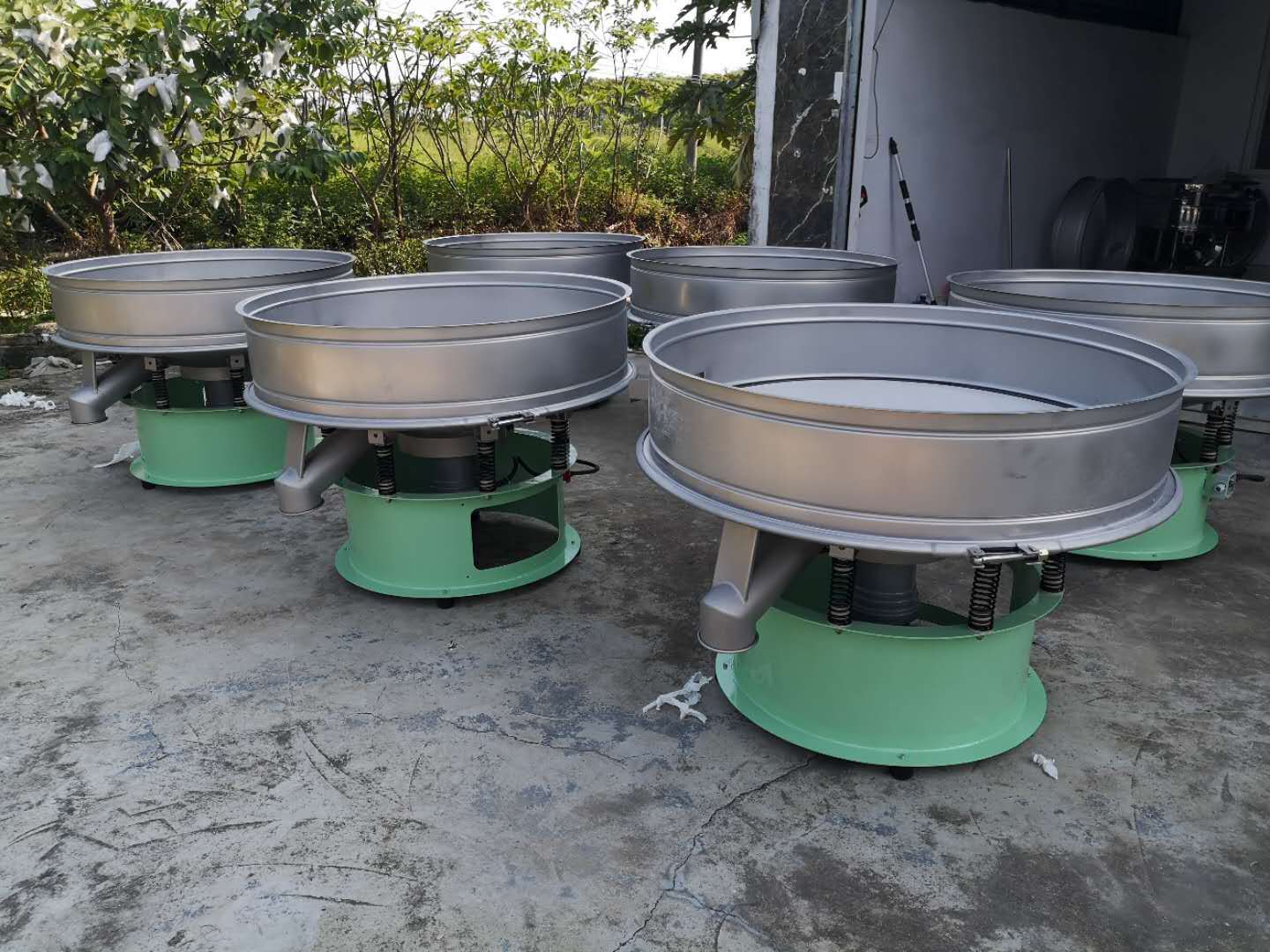 Stainless Steel 304 Mud Vibrating Screen with Three-Dimensional Motion for Efficient Solid-Liquid Separation