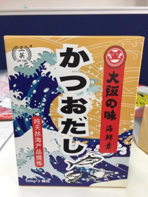 O peixe japonês dos aparas do bonito lasca-se condimentos japoneses do marisco