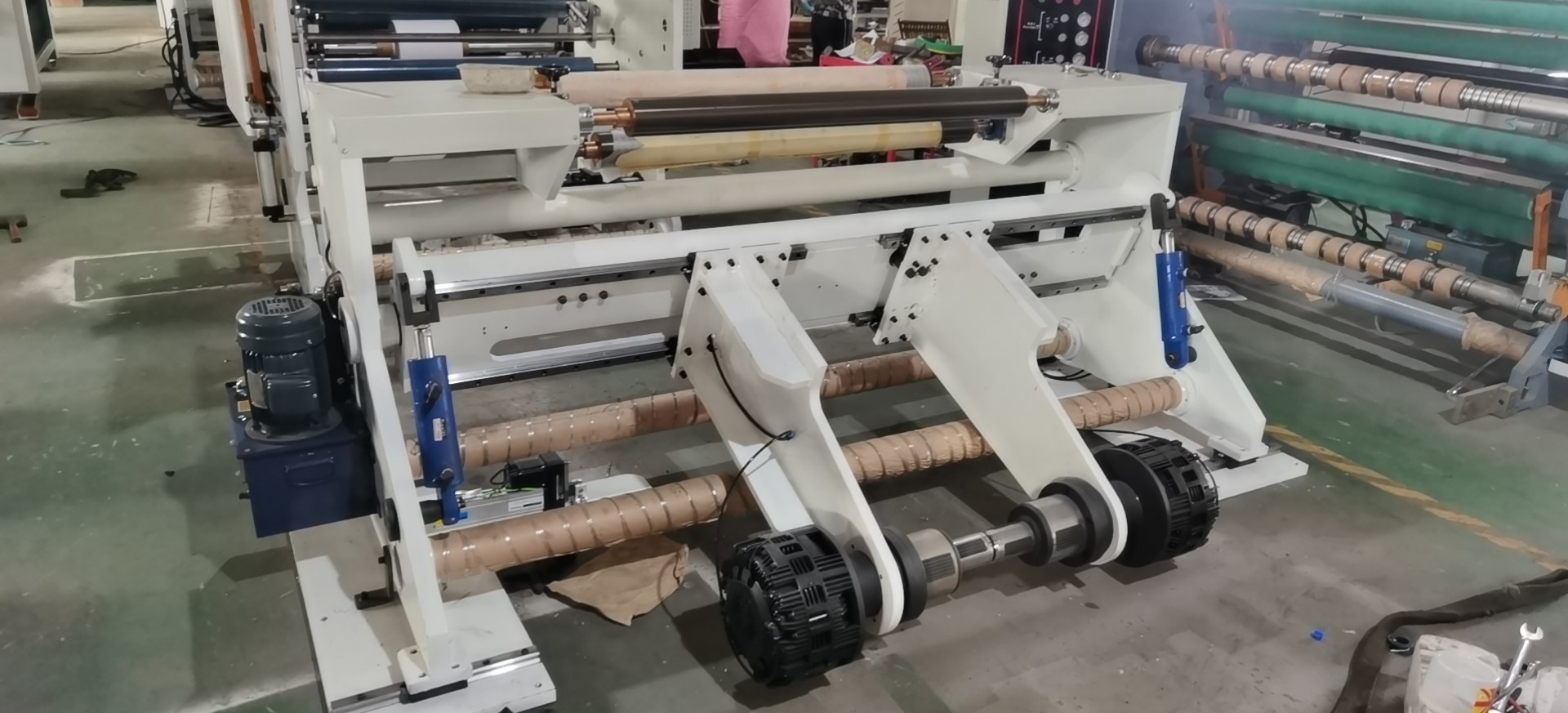 Автоматическое напряжение разрезая машину Rewinder для машины рулона ткани прилипателя собственной личности не сплетенной разрезая