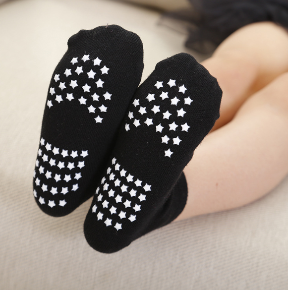 Fashionable Knitting Slip Resistant Socks , Jacquard Logo Non Slip Dance Socks