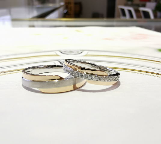 Delicate Stripes 9.5g 18k White Gold Engagement Ring