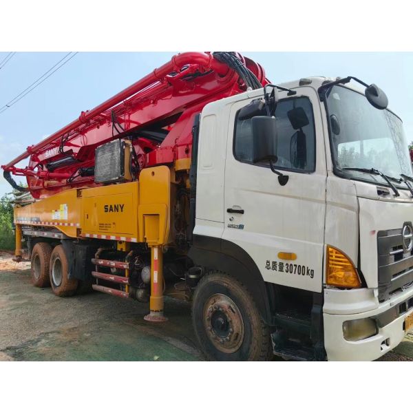 В 2012 году Sany HINO Шасси 46 метров Бетонный насос 5 цилиндров и 5 мачт